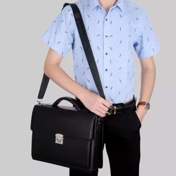 Vết trầy nhẹ trên bề mặt cặp da khóa số thường xuất hiện sau vài tuần sử dụng – chi tiết mà hầu hết người mua không để ý - Ảnh 2 Vết trầy nhẹ trên bề mặt cặp da khóa số thường xuất hiện sau vài tuần sử dụng – chi tiết mà hầu hết người mua không để ý - Ảnh 2