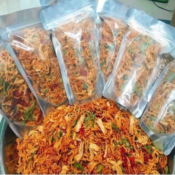 Trên thị trường hiện nay, có rất nhiều thương hiệu bán khô gà lá chanh, tuy nhiên không phải tất cả đều cam kết về độ tươi của lá chanh. (Ảnh 3)