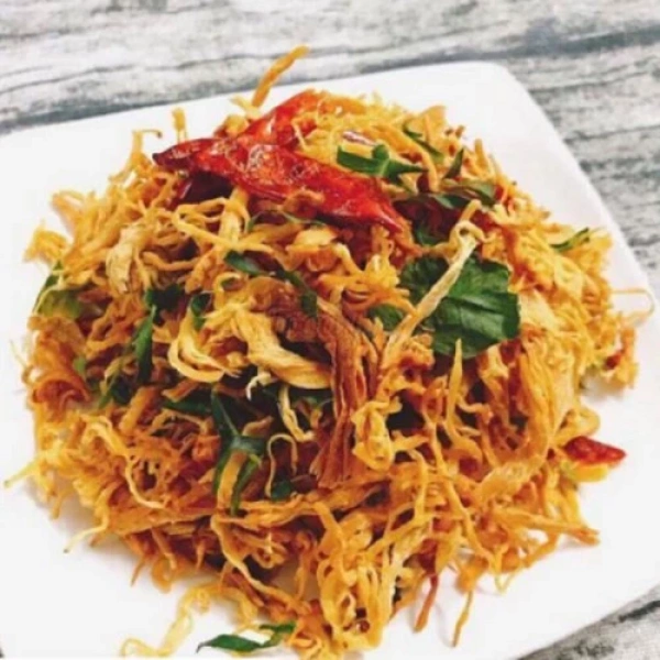 Khác với các loại snack truyền thống, khô gà lá chanh mang tính chất “độc đáo” vì hương vị chanh đậm đặc. (Ảnh 4)