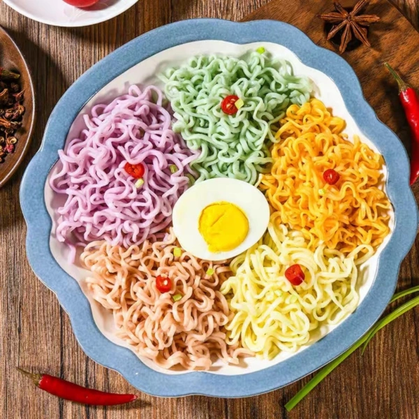 Trong danh sách các loại mì ăn kiêng hiện có trên thị trường, (Combo 10 gói) Mì kiều mạch/mỳ ăn liền rau củ ngũ sắc 5 vị nổi bật nhờ thiết kế đa dạng màu sắc và hương vị, đáp ứng nhu cầu của người ăn chay và những ai đang trong quá trình giảm cân. (Ảnh 5)