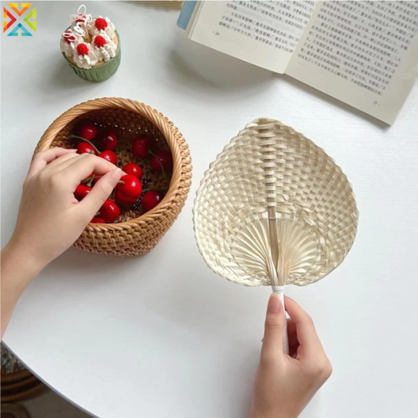 Quạt tre dệt tay thường được làm từ những thanh tre mỏng, được đan chéo thành lưới có độ thông thoáng cao. (Ảnh 2)