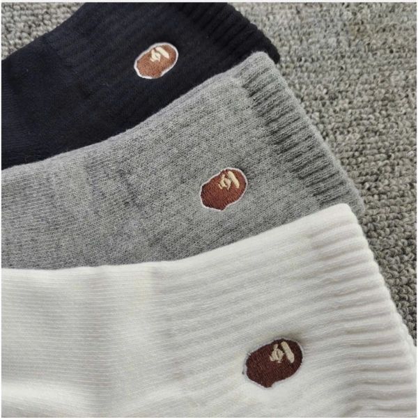 Trong các chiến dịch marketing, vớ tạt vintage thường xuất hiện trong bối cảnh “đôi sneaker mới, nền đô thị neon, ánh đèn street”. (Ảnh 3) Trong các chiến dịch marketing, vớ tạt vintage thường xuất hiện trong bối cảnh “đôi sneaker mới, nền đô thị neon, ánh đèn street”. (Ảnh 3)