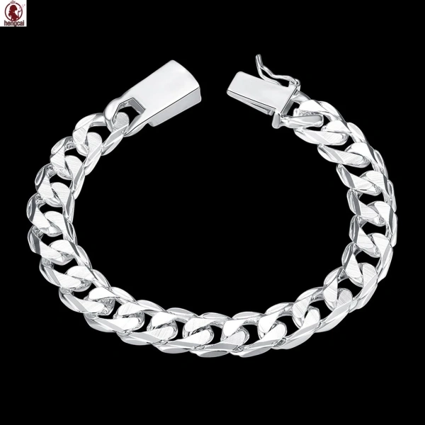 Việc bảo quản đúng cách không chỉ giữ cho vòng tay luôn sáng bóng mà còn giúp bạn tránh những vấn đề như dị ứng da hoặc ăn màu. (Ảnh 5) Việc bảo quản đúng cách không chỉ giữ cho vòng tay luôn sáng bóng mà còn giúp bạn tránh những vấn đề như dị ứng da hoặc ăn màu. (Ảnh 5)