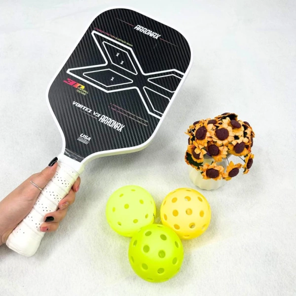 Vợt pickleball carbon siêu nhẹ giúp tay không mỏi, nhưng độ kiểm soát lại giảm khi tốc độ tăng - Ảnh 1 Vợt pickleball carbon siêu nhẹ giúp tay không mỏi, nhưng độ kiểm soát lại giảm khi tốc độ tăng - Ảnh 1