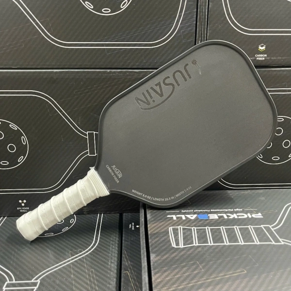 Trong số các mẫu vợt “tấn công mạnh” trên thị trường, Vợt Pickleball Jusain Carbon T700 (mã PICBALL VV04) đang được nhiều “pick thủ” chuyên nghiệp đánh giá cao. (Ảnh 5) Trong số các mẫu vợt “tấn công mạnh” trên thị trường, Vợt Pickleball Jusain Carbon T700 (mã PICBALL VV04) đang được nhiều “pick thủ” chuyên nghiệp đánh giá cao. (Ảnh 5)