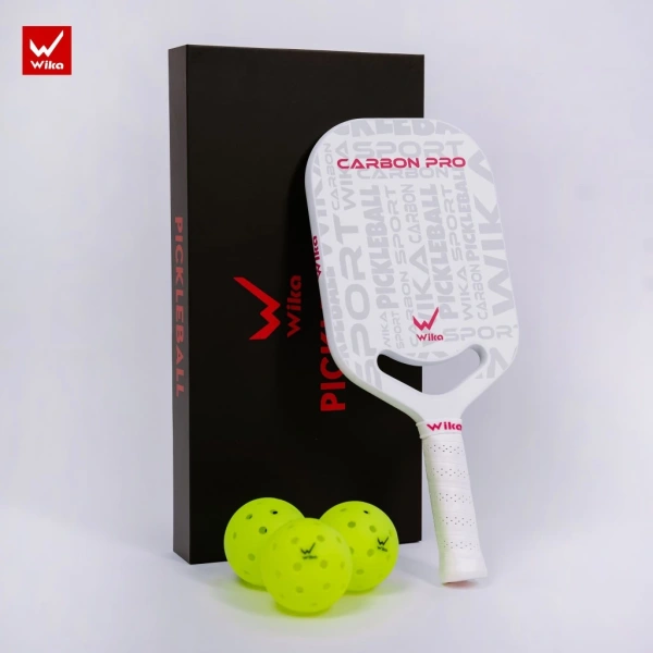 Trong thị trường hiện nay, Wika Carbon Pro nổi bật với một số đặc trưng kỹ thuật: trọng lượng 221‑232 g, hoàn toàn bằng carbon T1000, thiết kế khe hở giảm sức cản và bề mặt nhám điều chỉnh xoáy. (Ảnh 4)