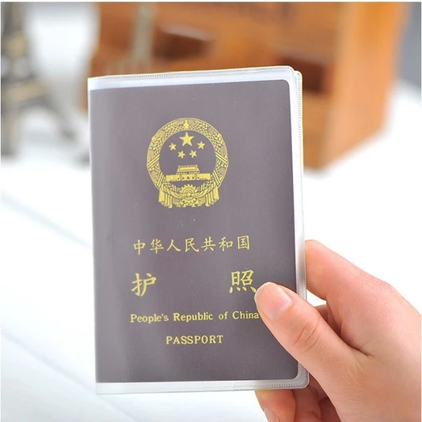 Qua bảng so sánh, vỏ bọc trong suốt 3 ngăn phụ không chỉ tiết kiệm chi phí mà còn mang lại tính năng tổ chức linh hoạt và bảo vệ giấy tờ tối ưu, phù hợp cho người đi công tác thường xuyên hoặc những du khách yêu thích sự gọn gàng. (Ảnh 3)