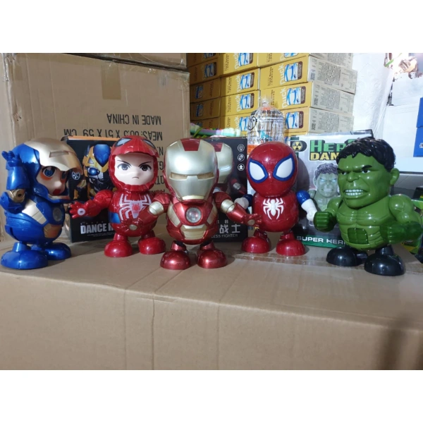 Âm thanh rầm rộ của đồ chơi robot nhảy múa thường làm bé mất tập trung hơn dự tính - Ảnh 1