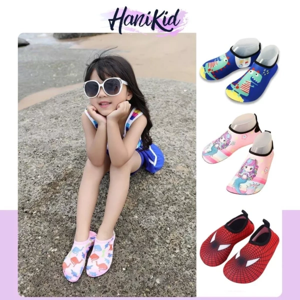 An toàn trên bãi cát thường bị đánh giá thấp chỉ vì phụ huynh quên kiểm tra độ bám của đế cao su trên giày trẻ. - Ảnh 1 An toàn trên bãi cát thường bị đánh giá thấp chỉ vì phụ huynh quên kiểm tra độ bám của đế cao su trên giày trẻ. - Ảnh 1