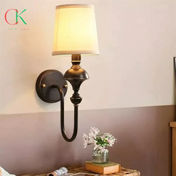 Một mẫu đáp ứng hầu hết tiêu chí trên là Đèn tường TG1799-1 – “Siêu Rẻ” phong cách Bắc Âu, thân đen hoặc vàng, chao vải hoặc chao thủy tinh, có đui E27 kèm bóng LED cao cấp. (Ảnh 3)