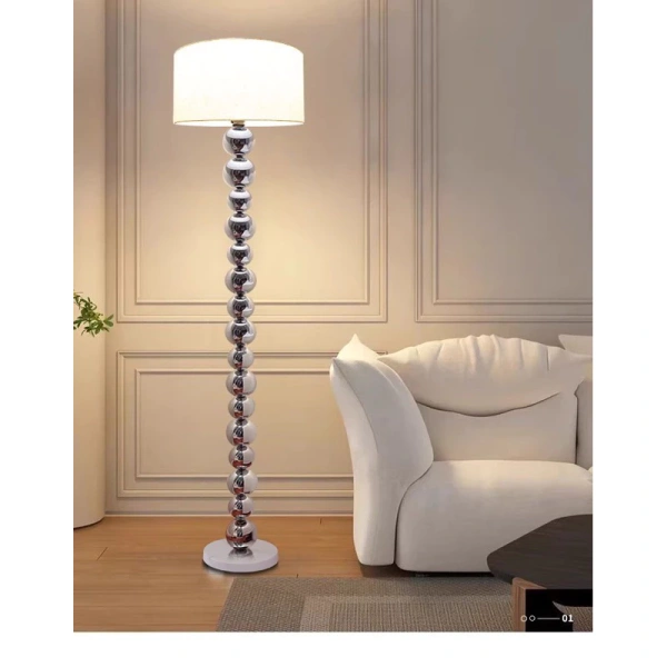 Ánh sáng ấm áp từ đèn cây đứng khiến góc nghỉ ngơi trong phòng ngủ trở nên ấm cúng hơn cả kỳ vọng - Ảnh 1