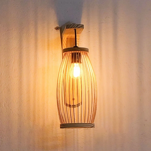Đèn Gỗ Treo Tường Quả Nhót Simlaco không chỉ đơn thuần là một nguồn sáng mà còn là một tác phẩm nghệ thuật nhỏ gọn. (Ảnh 3)