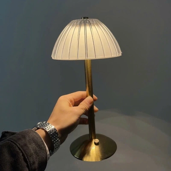 Sự linh hoạt của đèn LED sạc pin giúp bạn biến bàn làm việc thành “khu vực chuyển đổi” từ công việc sang nghỉ ngơi chỉ trong vài giây. (Ảnh 5) Sự linh hoạt của đèn LED sạc pin giúp bạn biến bàn làm việc thành “khu vực chuyển đổi” từ công việc sang nghỉ ngơi chỉ trong vài giây. (Ảnh 5)