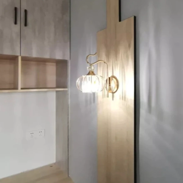 Ánh sáng đèn treo tường pha lê làm mỗi bước trên cầu thang tối khuya cảm thấy an toàn và ấm áp - Ảnh 4 Ánh sáng đèn treo tường pha lê làm mỗi bước trên cầu thang tối khuya cảm thấy an toàn và ấm áp - Ảnh 4