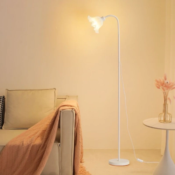 Đặt đèn cây CM78 ở góc phía đối diện giường, phía trên tủ đầu giường hoặc bên cạnh một tủ quần áo cao sẽ tạo nên một dòng ánh sáng ấm áp, làm “tô màu” cho bức tường phía sau. (Ảnh 4)