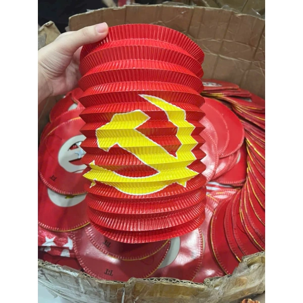 Ánh sáng đỏ từ lồng đèn khiến không gian Tết bỗng trở nên ấm áp hơn sau những tháng bận rộn - Ảnh 5 Ánh sáng đỏ từ lồng đèn khiến không gian Tết bỗng trở nên ấm áp hơn sau những tháng bận rộn - Ảnh 5