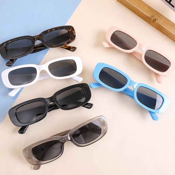 Thị trường hiện nay có rất nhiều mẫu kính mát dành cho trẻ em, từ kính tròn, kính “cat‑eye” đến kính gọng vuông. (Ảnh 2) Thị trường hiện nay có rất nhiều mẫu kính mát dành cho trẻ em, từ kính tròn, kính “cat‑eye” đến kính gọng vuông. (Ảnh 2)