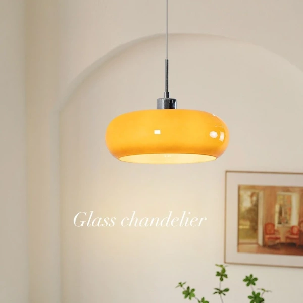 Thêm các nguồn sáng phụ như đèn bàn hoặc dây LED ấm màu ở góc quầy bar sẽ “điền” cảm giác ấm cúng mà đèn chùm mạnh không đáp ứng được. (Ảnh 3) Thêm các nguồn sáng phụ như đèn bàn hoặc dây LED ấm màu ở góc quầy bar sẽ “điền” cảm giác ấm cúng mà đèn chùm mạnh không đáp ứng được. (Ảnh 3)