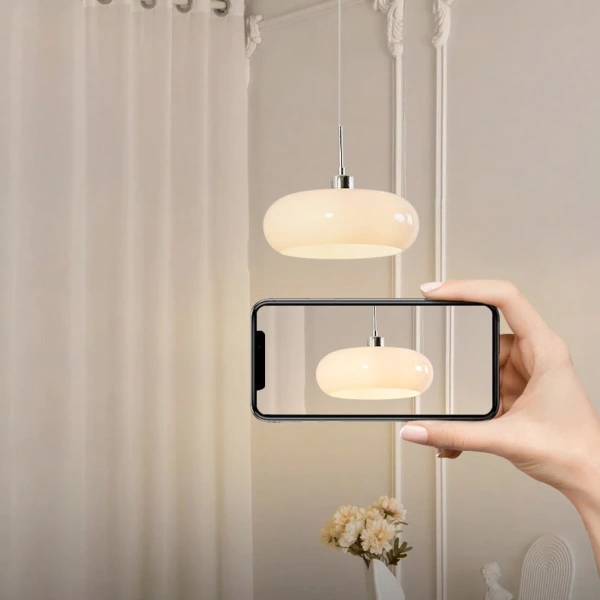 Vị trí treo đèn chùm nên được tính toán sao cho ánh sáng không chiếu trực tiếp lên mặt bàn, mà được phản chiếu nhẹ qua các bề mặt như trần, tường gỗ hay kính. (Ảnh 4) Vị trí treo đèn chùm nên được tính toán sao cho ánh sáng không chiếu trực tiếp lên mặt bàn, mà được phản chiếu nhẹ qua các bề mặt như trần, tường gỗ hay kính. (Ảnh 4)