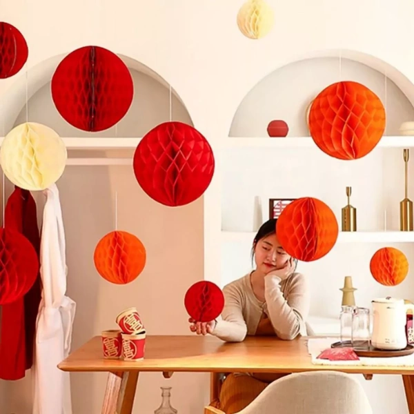 Ánh sáng phản chiếu từ quả bóng giấy đỏ làm bầu không khí tiệc cưới trở nên lãng mạn bất ngờ - Ảnh 5