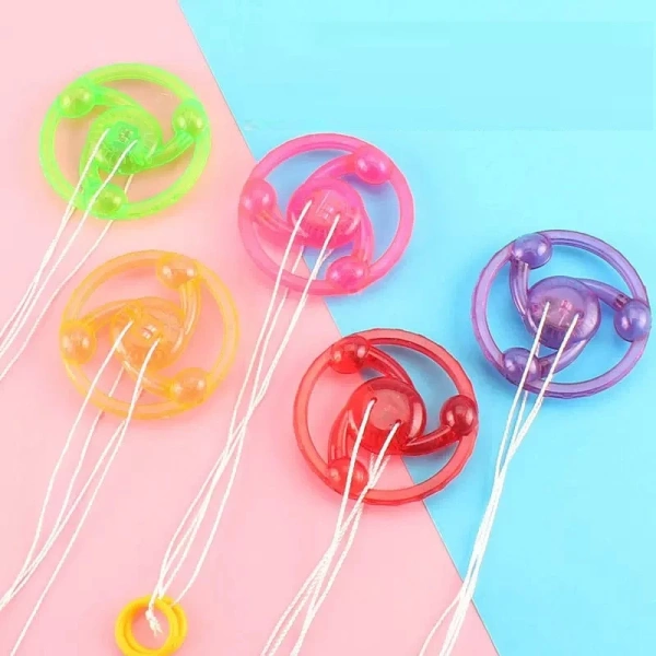 Song hành với ánh sáng rực rỡ, tay cầm của một số mẫu bánh đà vẫn còn bề mặt nhựa mịn, không có lớp bám tay, khiến trẻ phải dùng nhiều lực để giữ. (Ảnh 2) Song hành với ánh sáng rực rỡ, tay cầm của một số mẫu bánh đà vẫn còn bề mặt nhựa mịn, không có lớp bám tay, khiến trẻ phải dùng nhiều lực để giữ. (Ảnh 2)