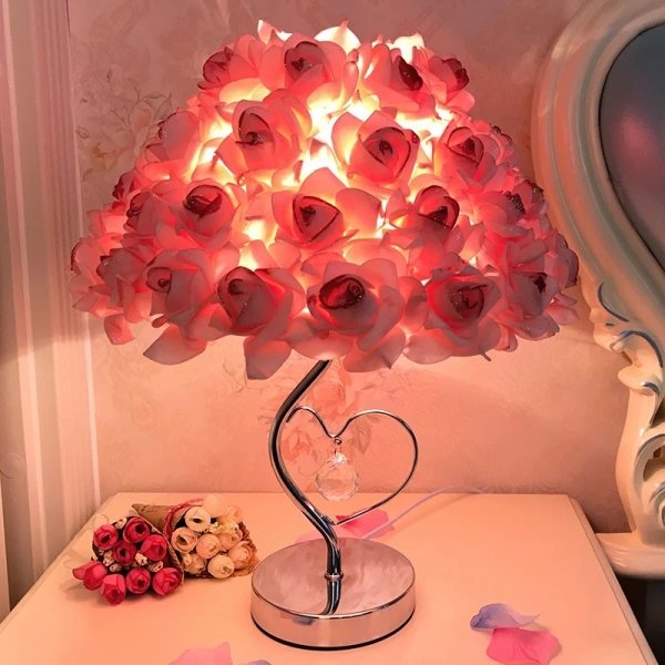 Đặt đèn ở vị trí sao cho ánh sáng lan tỏa đều khắp khu vực cần chiếu, nhưng không chiếu trực tiếp vào mắt khi ngủ. (Ảnh 4) Đặt đèn ở vị trí sao cho ánh sáng lan tỏa đều khắp khu vực cần chiếu, nhưng không chiếu trực tiếp vào mắt khi ngủ. (Ảnh 4)