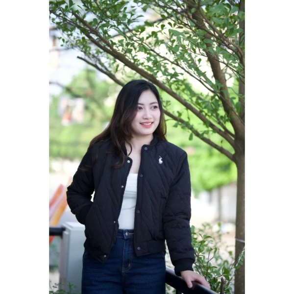 Kết hợp ba lớp, áo bomber không chỉ chống nước mà còn giữ ấm và công thái (tạo cảm giác thoải mái khi di chuyển). (Ảnh 2) Kết hợp ba lớp, áo bomber không chỉ chống nước mà còn giữ ấm và công thái (tạo cảm giác thoải mái khi di chuyển). (Ảnh 2)