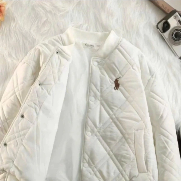 Với áo bomber ba lớp có lớp lụa lót có tính co giãn, việc chọn size phù hợp không chỉ dựa vào cân nặng mà còn cần xét tới chiều cao, vòng ngực và phong cách mong muốn (ổi hay vừa). (Ảnh 4) Với áo bomber ba lớp có lớp lụa lót có tính co giãn, việc chọn size phù hợp không chỉ dựa vào cân nặng mà còn cần xét tới chiều cao, vòng ngực và phong cách mong muốn (ổi hay vừa). (Ảnh 4)