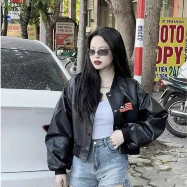 Da thực sự không “thở” như vải sợi tổng hợp; khi tiếp xúc trực tiếp với da, lớp da giả có khả năng giữ nhiệt cao hơn. (Ảnh 2)