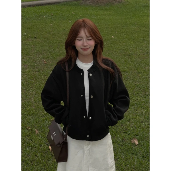 Trong thị trường hiện nay, áo bomber dạ nữ dáng ngắn croptop được giới trẻ ưa chuộng nhờ thiết kế “cắt ngắn” gợi cảm và khả năng đa dạng trong cách phối. (Ảnh 5) Trong thị trường hiện nay, áo bomber dạ nữ dáng ngắn croptop được giới trẻ ưa chuộng nhờ thiết kế “cắt ngắn” gợi cảm và khả năng đa dạng trong cách phối. (Ảnh 5)