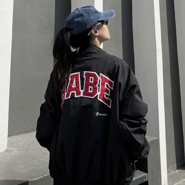 Đối với những người đang tìm kiếm một mẫu áo bomber đáp ứng được yêu cầu thời trang và chức năng trong mùa mưa, Áo Khoác Gió Bomber BABE Chữ Thêu Style Đường Phố Âu Mỹ là một lựa chọn đáng cân nhắc. (Ảnh 4) Đối với những người đang tìm kiếm một mẫu áo bomber đáp ứng được yêu cầu thời trang và chức năng trong mùa mưa, Áo Khoác Gió Bomber BABE Chữ Thêu Style Đường Phố Âu Mỹ là một lựa chọn đáng cân nhắc. (Ảnh 4)
