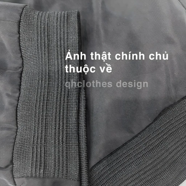 Áo khoác dù nổi tiếng với khả năng chống thấm tốt, nhưng thường thiếu tính thẩm mỹ và không có chi tiết “khóa sắt” nổi bật. (Ảnh 4)