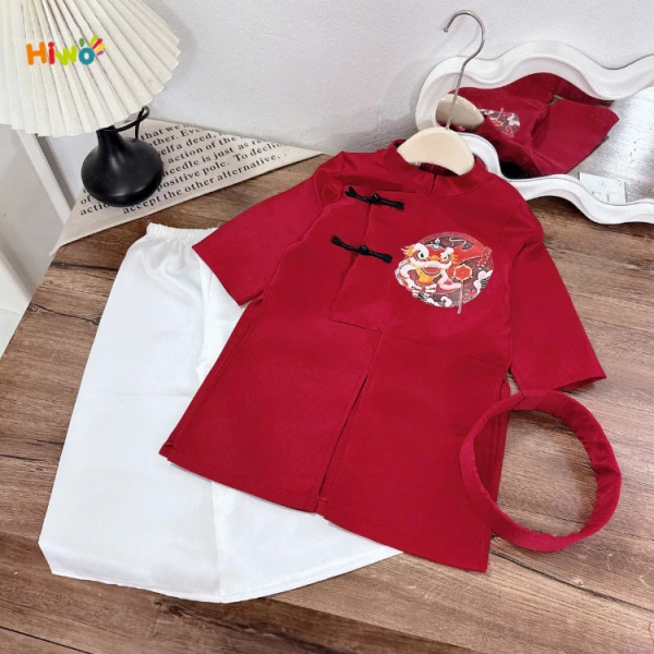 Áo dài cách tân này sử dụng taffeta mềm mại, vừa giữ được độ bóng và sang trọng của vải, vừa không gây khó chịu cho làn da nhạy cảm của trẻ. (Ảnh 2) Áo dài cách tân này sử dụng taffeta mềm mại, vừa giữ được độ bóng và sang trọng của vải, vừa không gây khó chịu cho làn da nhạy cảm của trẻ. (Ảnh 2)