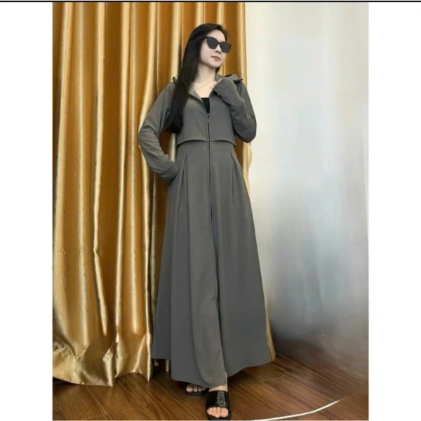 Áo chống nắng 2 lớp thường được thiết kế với một lớp vải trong (điểm nền) và một lớp vải bên ngoài (lớp bảo vệ). (Ảnh 2)