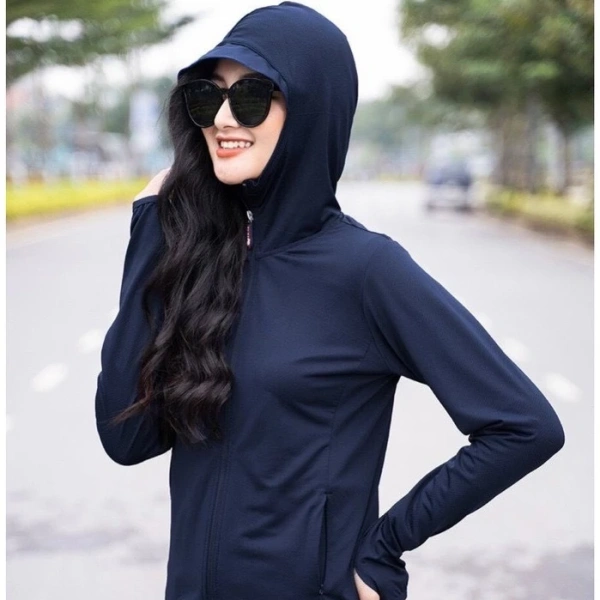 Việc mua áo chống nắng không chỉ dừng lại ở chất liệu; màu sắc và size cũng đóng vai trò quan trọng trong việc tối ưu hoá trải nghiệm sử dụng. (Ảnh 3)