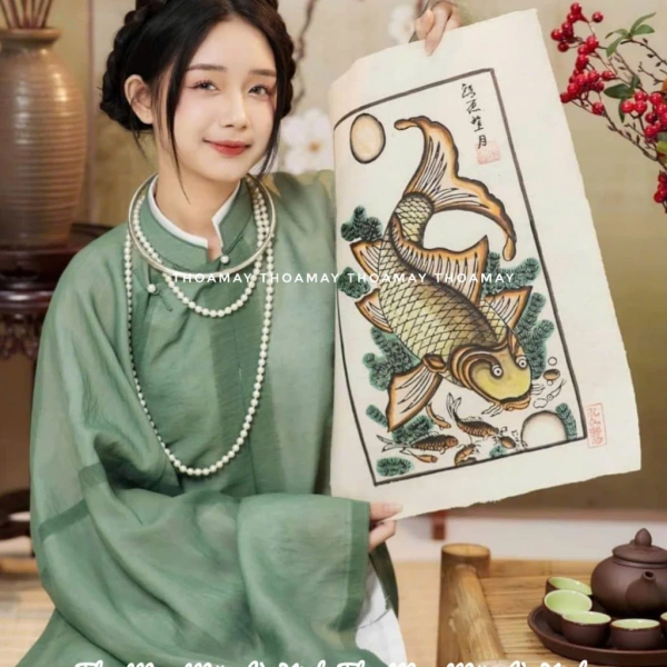 Áo cổ phục vải xước kim tuyến hai lớp thường ẩn kèm cảm giác khó chịu khi ngồi lâu trong các bữa tiệc Tết - Ảnh 3 Áo cổ phục vải xước kim tuyến hai lớp thường ẩn kèm cảm giác khó chịu khi ngồi lâu trong các bữa tiệc Tết - Ảnh 3