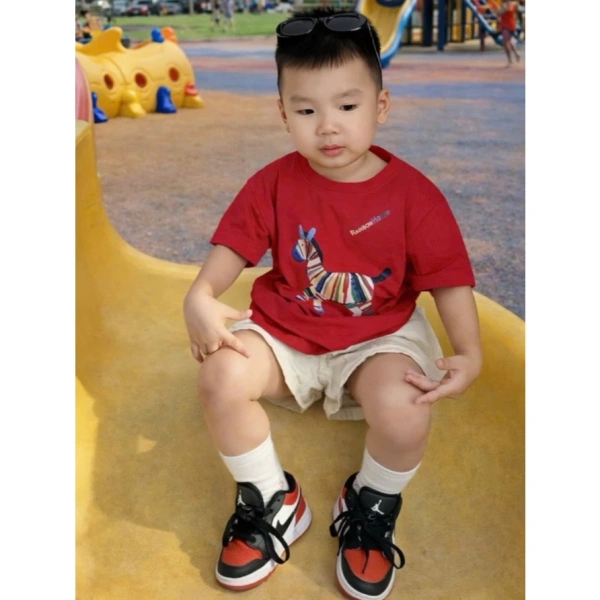 Áo cotton đỏ in ngựa may mắn thường được sản xuất với nhuộm trực tiếp vì chi phí thấp, do đó việc phai màu nhanh là điều không thể tránh khỏi nếu không áp dụng các biện pháp bảo quản thích hợp. (Ảnh 2) Áo cotton đỏ in ngựa may mắn thường được sản xuất với nhuộm trực tiếp vì chi phí thấp, do đó việc phai màu nhanh là điều không thể tránh khỏi nếu không áp dụng các biện pháp bảo quản thích hợp. (Ảnh 2)