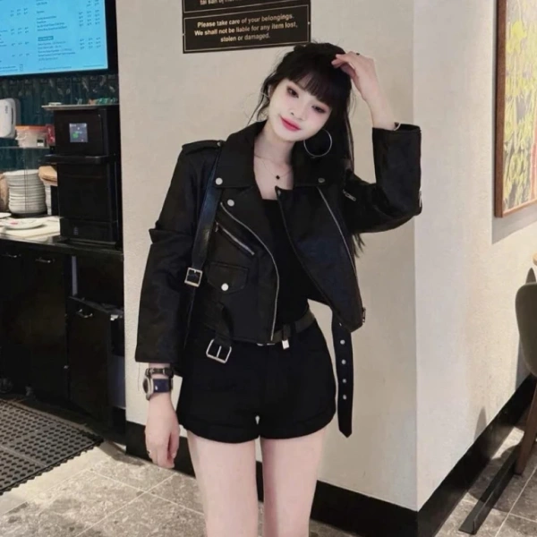 Như vậy, nếu bạn đặt ưu tiên cao nhất vào phong cách trẻ trung, cá tính, áo da croptop HV vẫn là lựa chọn hấp dẫn. (Ảnh 4) Như vậy, nếu bạn đặt ưu tiên cao nhất vào phong cách trẻ trung, cá tính, áo da croptop HV vẫn là lựa chọn hấp dẫn. (Ảnh 4)