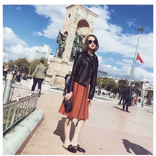 Mặc dù ảnh hưởng mạnh mẽ từ hình ảnh, nhưng khi áo da chuyển từ "trên màn ảnh" sang "trên người", một số yếu tố có thể thay đổi đáng kể. (Ảnh 2) Mặc dù ảnh hưởng mạnh mẽ từ hình ảnh, nhưng khi áo da chuyển từ "trên màn ảnh" sang "trên người", một số yếu tố có thể thay đổi đáng kể. (Ảnh 2)