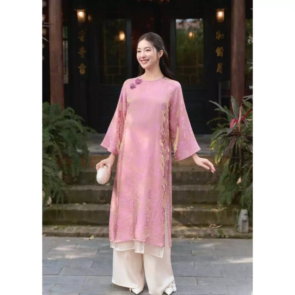 Áo dài truyền thống thường có 2 tà, tuy đẹp nhưng khi mặc cho mẹ bầu, độ rộng và độ dài của tà có thể khiến vòng bụng bị chèn ép. (Ảnh 2)
