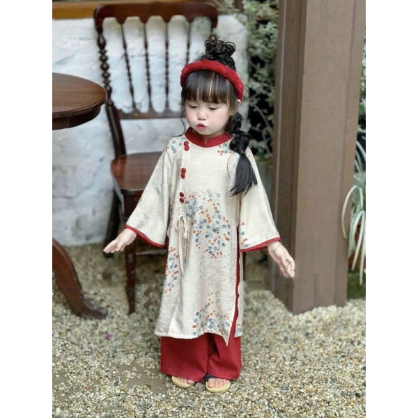 Việc chú ý đến những yếu tố trên giúp phụ huynh lựa chọn được mẫu áo dài vừa đẹp vừa tiện lợi cho bé trong suốt thời gian từ tháng đầu tới cuối năm học. (Ảnh 3) Việc chú ý đến những yếu tố trên giúp phụ huynh lựa chọn được mẫu áo dài vừa đẹp vừa tiện lợi cho bé trong suốt thời gian từ tháng đầu tới cuối năm học. (Ảnh 3)