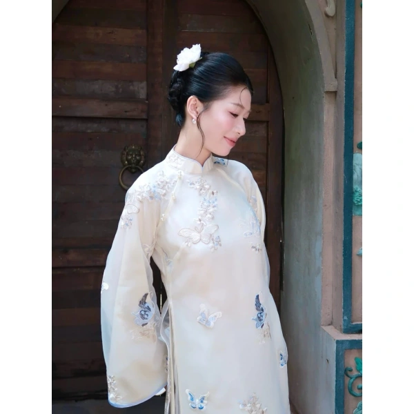 Vải tơ (voan tơ) thường được nhà thiết kế ưu ái vì khả năng “rõr” – tạo cảm giác nhẹ như mây, đồng thời giữ được độ trong suốt nhẹ, cho phép thêu họa tiết hồ điệp nổi bật mà không làm mất đi sự trong sáng của nền áo. (Ảnh 3) Vải tơ (voan tơ) thường được nhà thiết kế ưu ái vì khả năng “rõr” – tạo cảm giác nhẹ như mây, đồng thời giữ được độ trong suốt nhẹ, cho phép thêu họa tiết hồ điệp nổi bật mà không làm mất đi sự trong sáng của nền áo. (Ảnh 3)