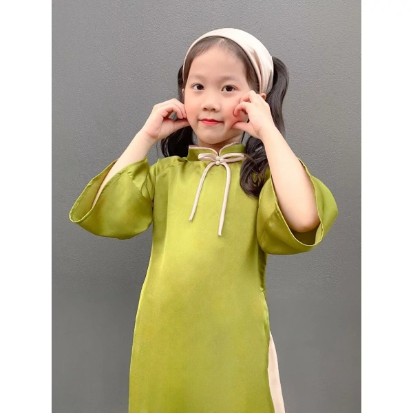Đối với các bà mẹ đang tìm kiếm một giải pháp “đôi” để cùng bé xuất hiện đồng bộ, Set bộ Áo dài cách tân cho bé kèm phụ kiện đồ đôi mẹ và con vải lụa cao cấp dáng suông màu xanh cốm là một lựa chọn đáng cân nhắc. (Ảnh 3) Đối với các bà mẹ đang tìm kiếm một giải pháp “đôi” để cùng bé xuất hiện đồng bộ, Set bộ Áo dài cách tân cho bé kèm phụ kiện đồ đôi mẹ và con vải lụa cao cấp dáng suông màu xanh cốm là một lựa chọn đáng cân nhắc. (Ảnh 3)