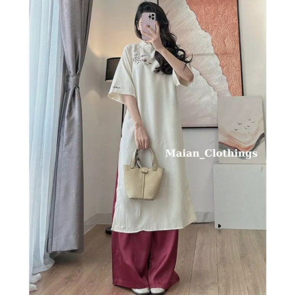 Trong quá trình tìm kiếm những mẫu áo dài vừa “đẹp” vừa “đỡ nhẹ”, nhiều chị em đã quan tâm đến sản phẩm Set áo dài cách tân thêu hoa Maian áo cổ tàu tay lửng thêu hoa dáng suông chất nhung kèm quần lụa mềm mịn mặc Tết S5297. (Ảnh 4)