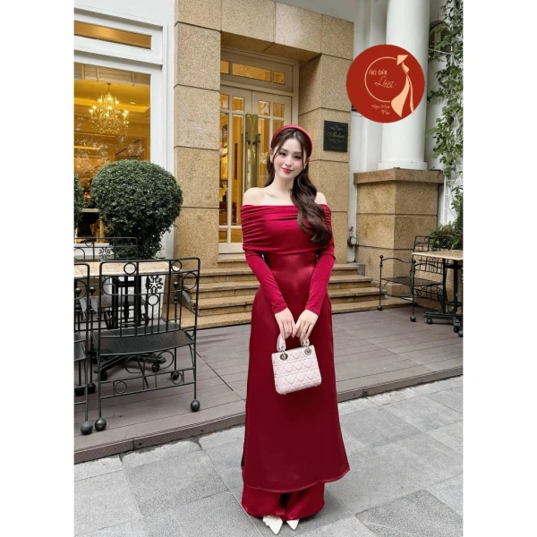Áo dài cách tân trễ vai màu đỏ đô khiến nhiều người bất ngờ cảm thấy khó di chuyển trong không gian chật hẹp. - Ảnh 1 Áo dài cách tân trễ vai màu đỏ đô khiến nhiều người bất ngờ cảm thấy khó di chuyển trong không gian chật hẹp. - Ảnh 1