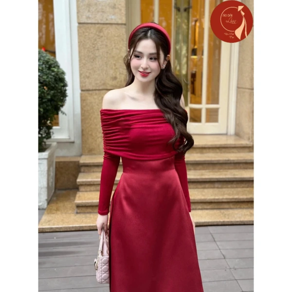 Hai yếu tố chính gây ra cảm giác này là độ rộng của phần vai trễ và độ dài của áo dài. (Ảnh 2) Hai yếu tố chính gây ra cảm giác này là độ rộng của phần vai trễ và độ dài của áo dài. (Ảnh 2)