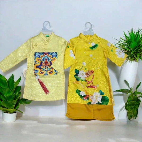 Áo dài truyền thống thường có các chi tiết thêu, viền lụa hoặc nhãn dán. (Ảnh 3) Áo dài truyền thống thường có các chi tiết thêu, viền lụa hoặc nhãn dán. (Ảnh 3)