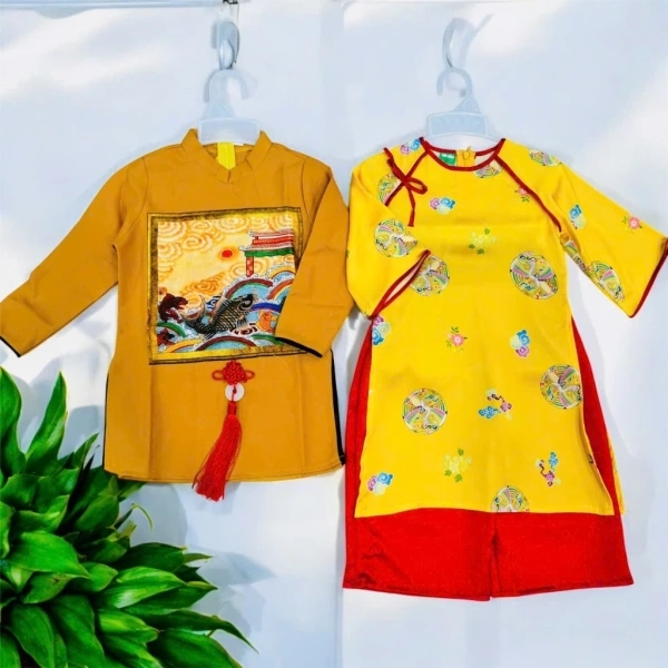 Để giảm bớt cảm giác nóng bức, bố mẹ có thể kết hợp áo dài cặp với áo thun hoặc áo dài trong (inner) bằng chất liệu cotton mỏng. (Ảnh 4) Để giảm bớt cảm giác nóng bức, bố mẹ có thể kết hợp áo dài cặp với áo thun hoặc áo dài trong (inner) bằng chất liệu cotton mỏng. (Ảnh 4)