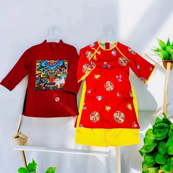 Nhiều bà mẹ chia sẻ rằng khi cho con thử áo dài cặp trong một buổi dã ngoại, bé cảm thấy hơi nóng nhưng vẫn thích thú vì được khoe trang phục truyền thống. (Ảnh 5) Nhiều bà mẹ chia sẻ rằng khi cho con thử áo dài cặp trong một buổi dã ngoại, bé cảm thấy hơi nóng nhưng vẫn thích thú vì được khoe trang phục truyền thống. (Ảnh 5)