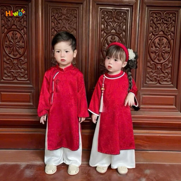 Áo dài cặp đôi lụa gấm cho bé tràn ngập không khí Tết, nhưng công đoạn bảo quản nhẹ nhàng lại là thách thức thực tế - Ảnh 1